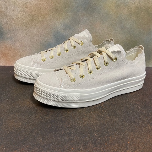 Converse Chuck Taylor All Star Frilly Scallop Platform Women's Sneaker Size 10M - Picture 2 of 14